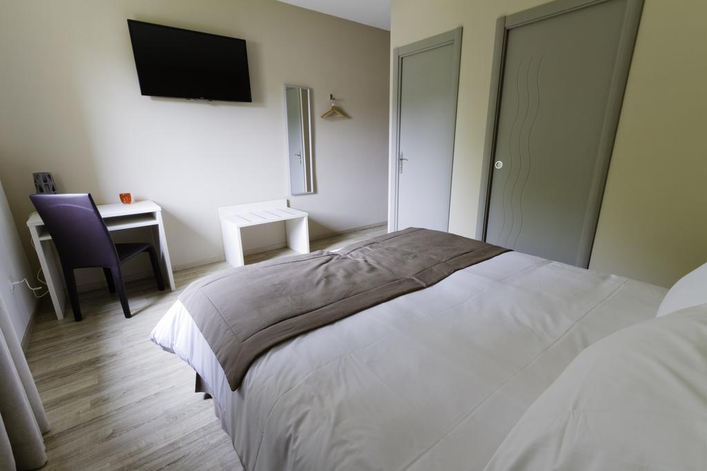 Hotel Les Petits Oreillers Saint-Martin-dʼArdèche Rum bild